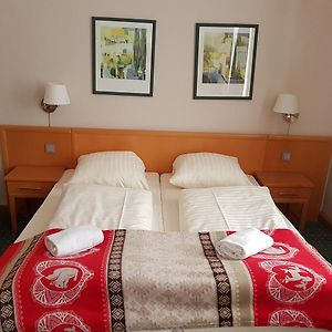 Zimmer mit Kingsize-Bett